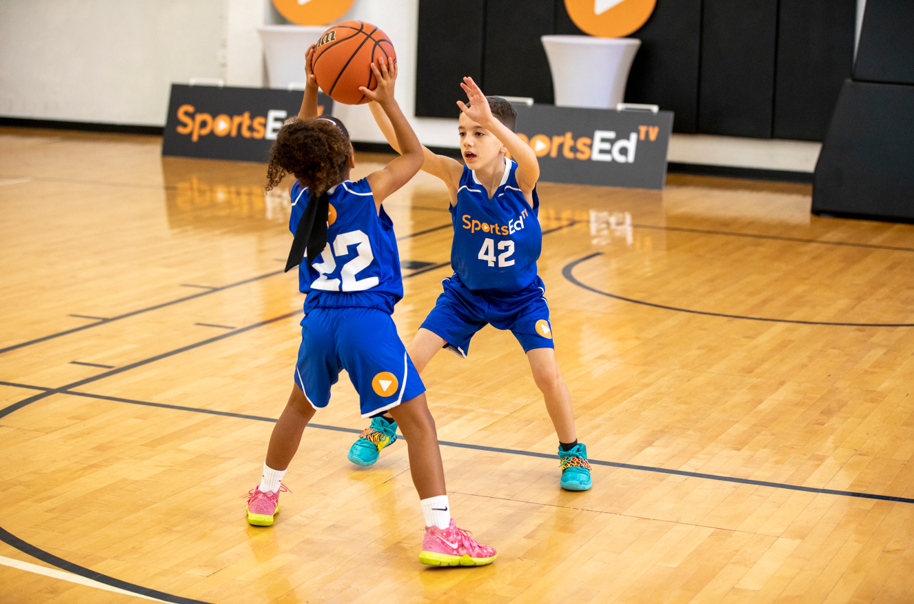 2 kids playing basketball